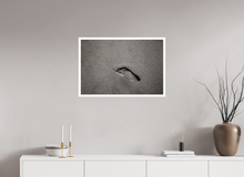 Load image into Gallery viewer, 75 x 50 cm, William Turner Print mit 2cm Weißrand foot print in sand, Yangyang
